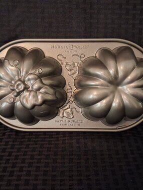 Nordic Ware Baby 3D Pumpkin Pan 5 cups Cast Aluminum Made In USA